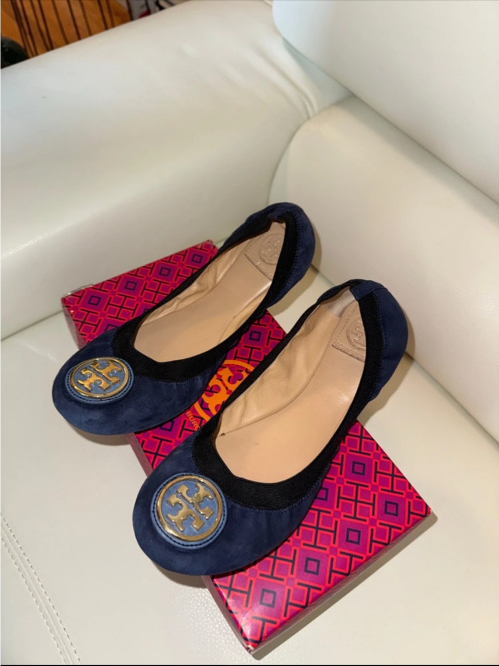 TORY BURCH NAVY SUEDE ROUND TOE LOGO BALLET FLATS